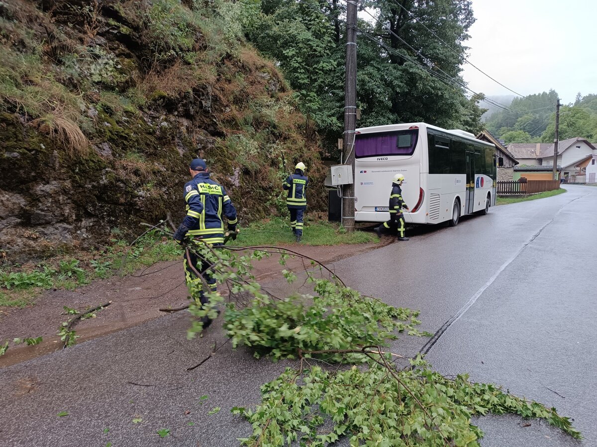 Dobrovolni hasici zasahovali v Sasovskom Podhradi po burke