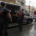 Maskovane osoby vo Francuzsku utocili na vozidla