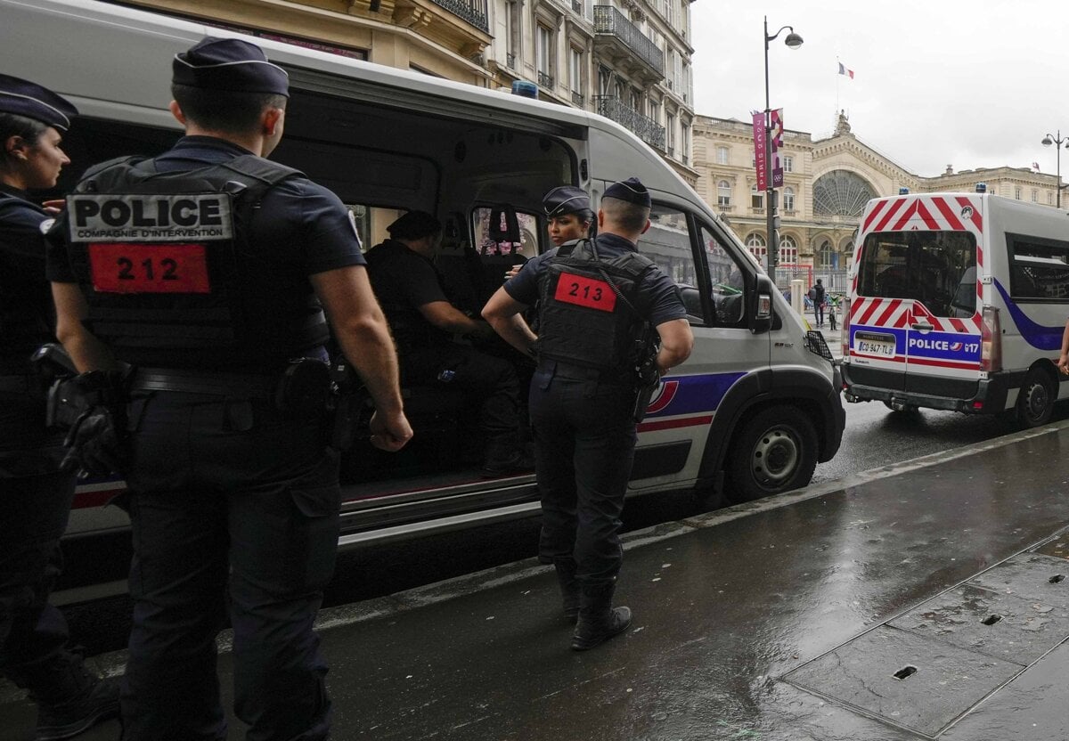 Maskovane osoby vo Francuzsku utocili na vozidla