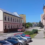 Na kruhovom objazde za Kosickou Novou Vsou sa zrazil motorkar s nakladnym vozidlom