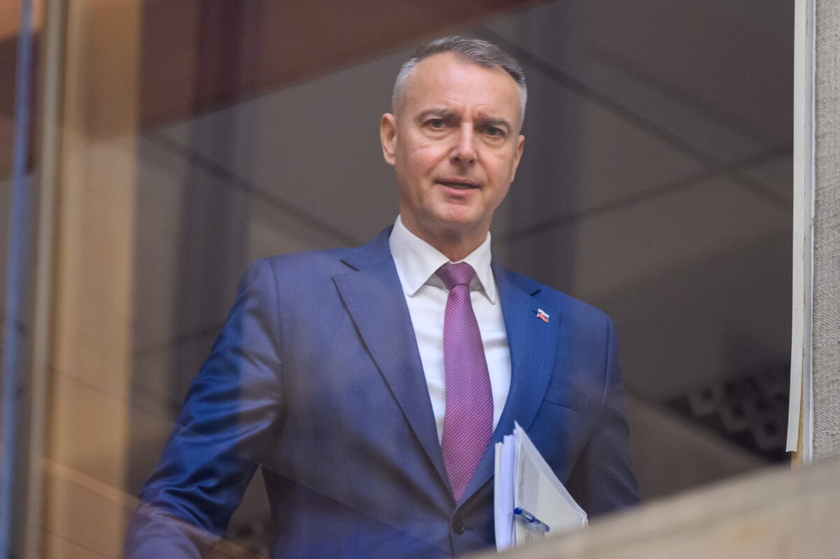 O odvolavaniach ministrov a vlady by sa malo rokovat tvrdi Rasi