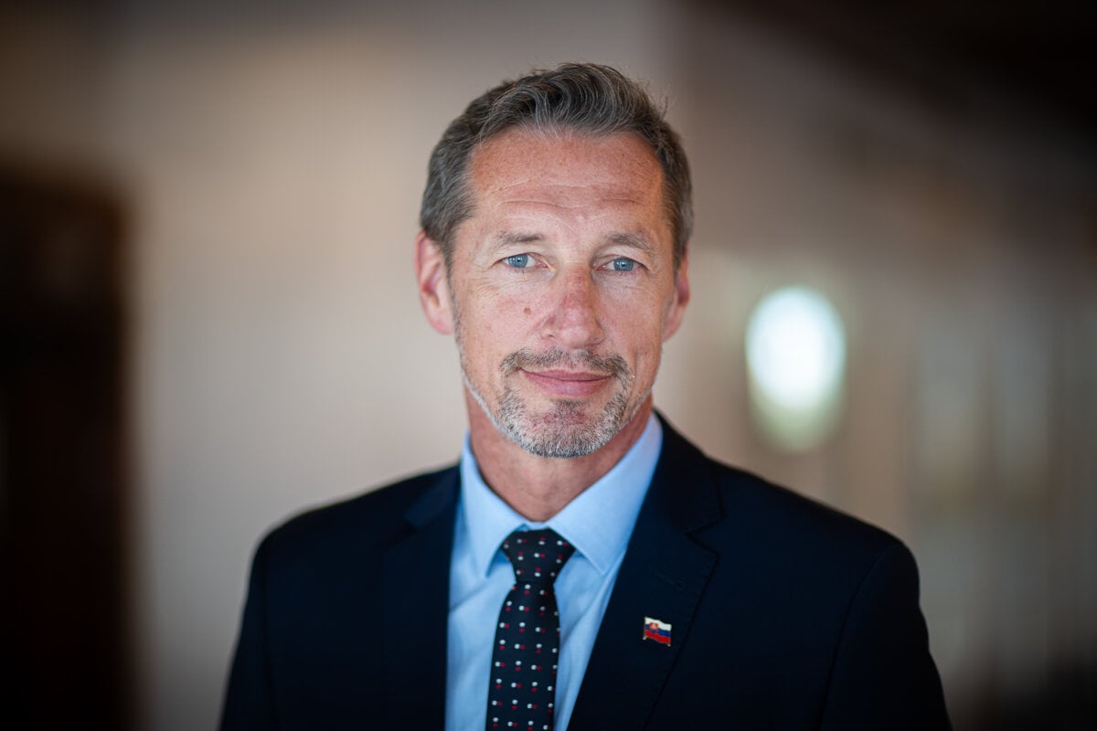 Opozicia vita schvalenie sankcii a kritizuje premiera