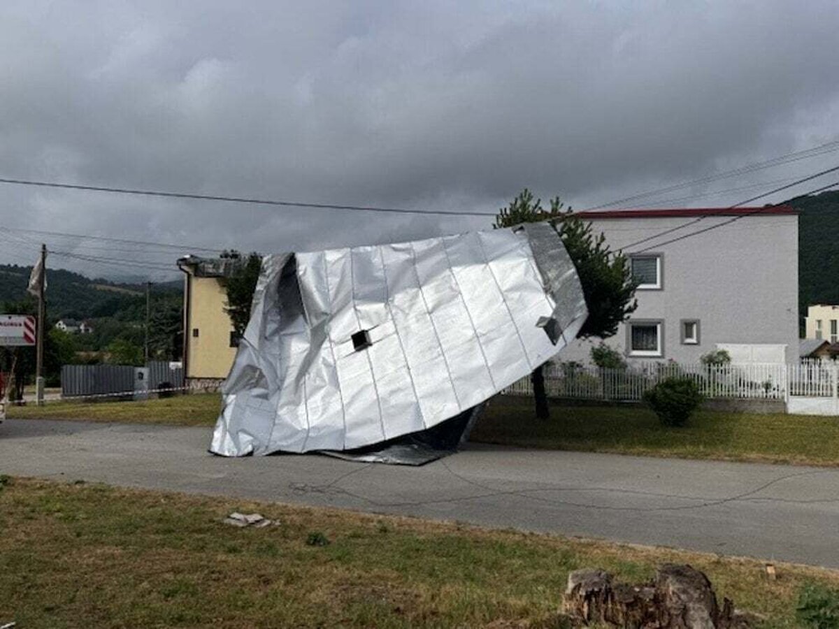 V meste strhli strechy na desiatich domoch Ministerstva vysvetluju pomoc statu