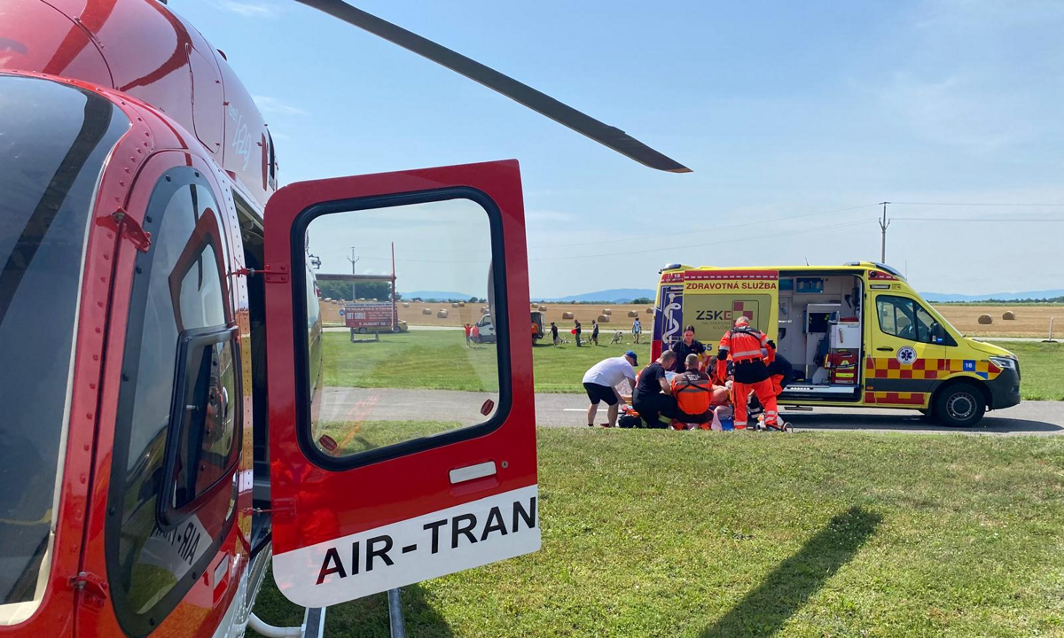 Vazna nehoda pri Vinnom vodic vypadol z auta