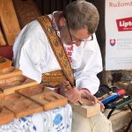 Vo Vlkolinci cez leto predstavuju tradicne remesla