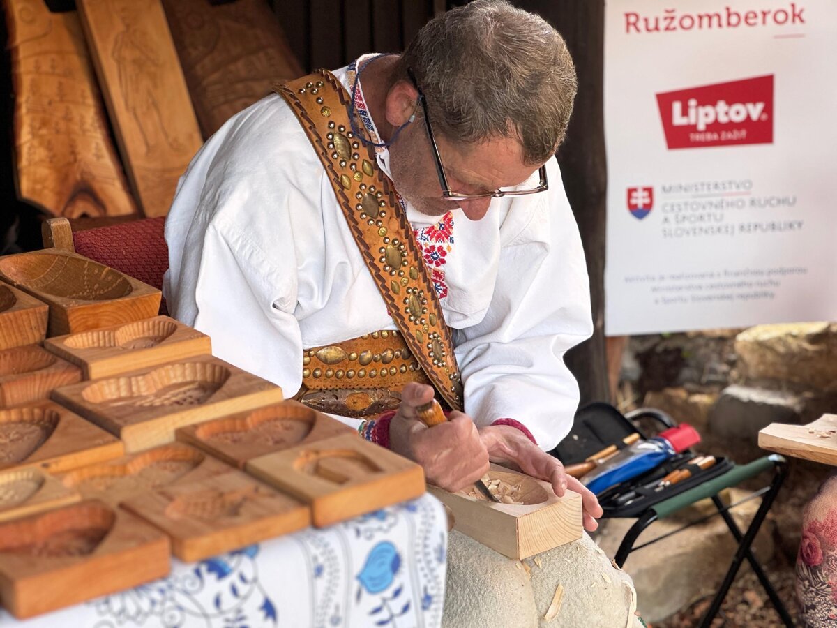 Vo Vlkolinci cez leto predstavuju tradicne remesla