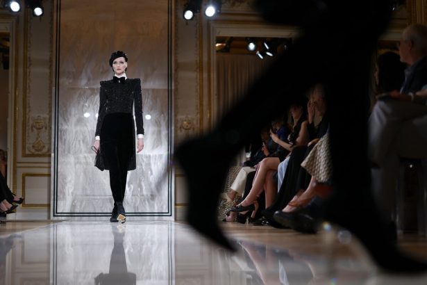 Armani dostal pokutu za klamlive tvrdenia o spolocenskej zodpovednosti