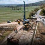 Cesta sa zosuvala a praskala obnovili ju