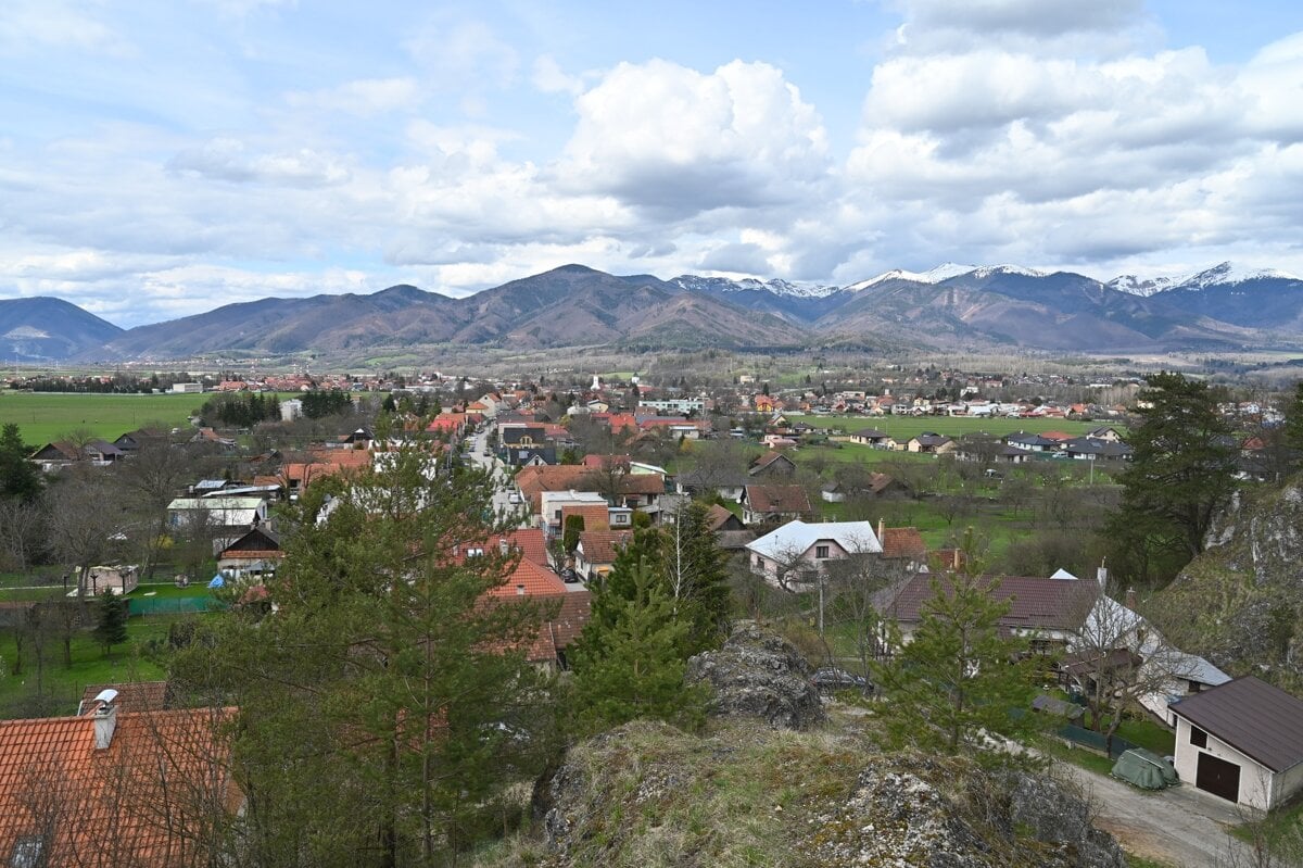 Cudzinci sa dostali do zahrady obec varuje