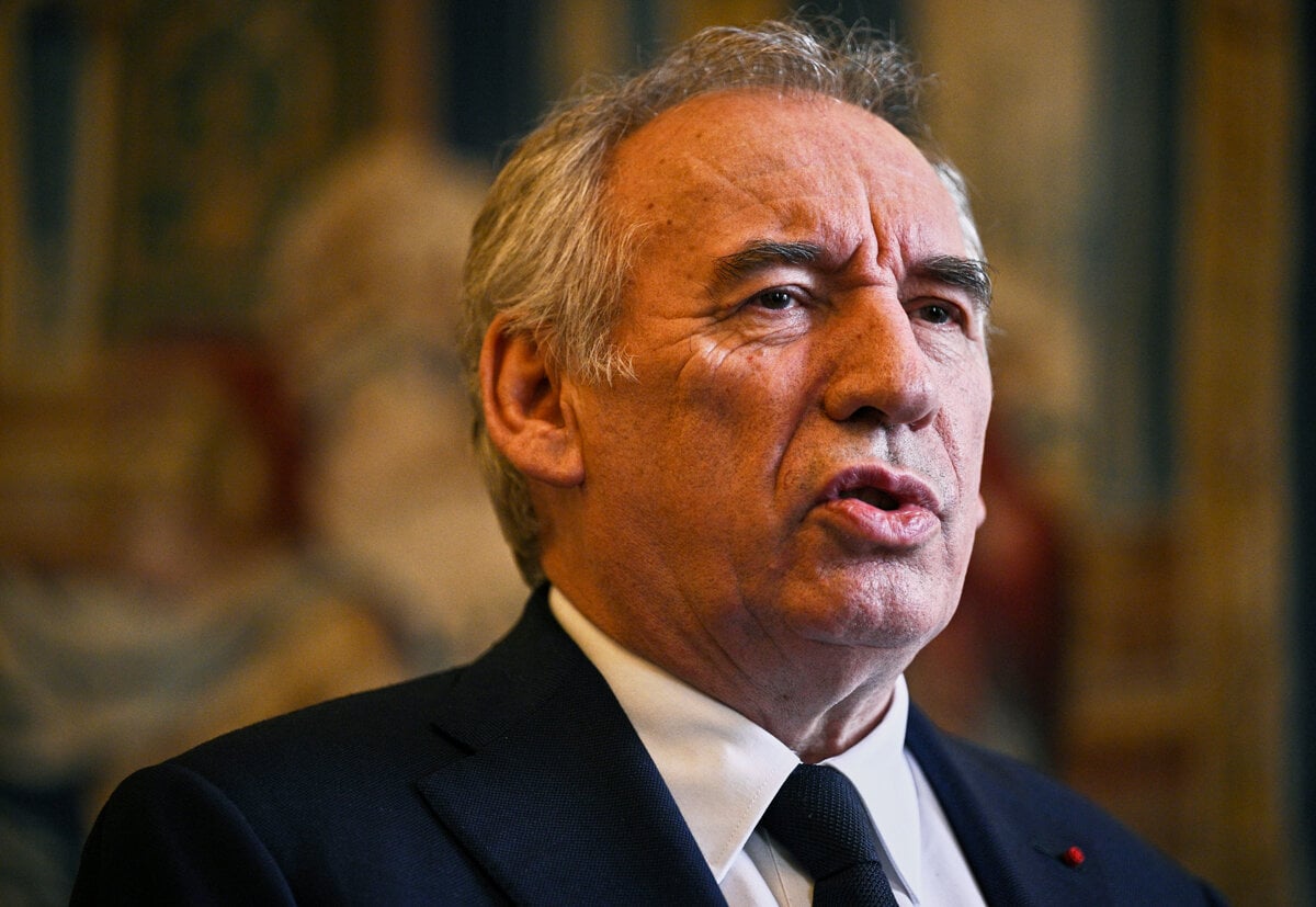 Francuzsky premier poziada parlament o hlasovanie dovery vlade