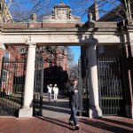 Harvard a Biely dom sa zhodli na sume