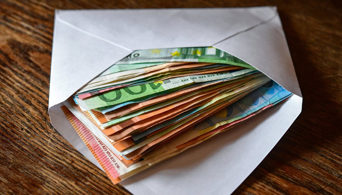 Od troch seniorov vylakali vyse 30 tisic eur