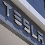 Predaj elektromobilov Tesla v Europe vyrazne klesol