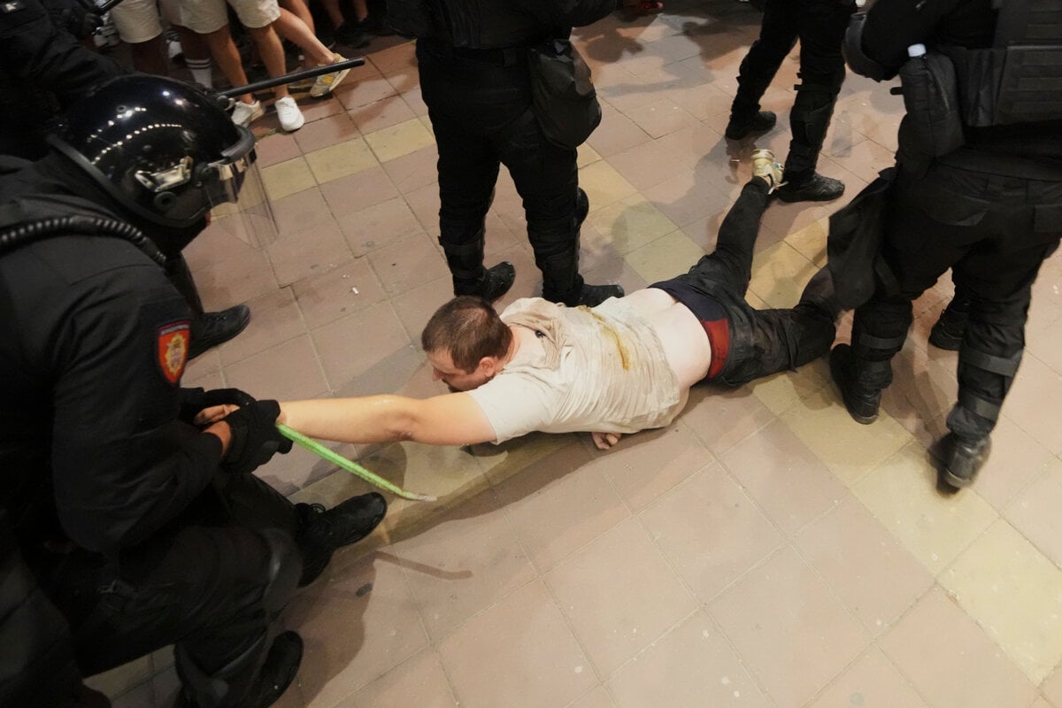 Protesty v Srbsku potycky s policiou a slzotvorny plyn