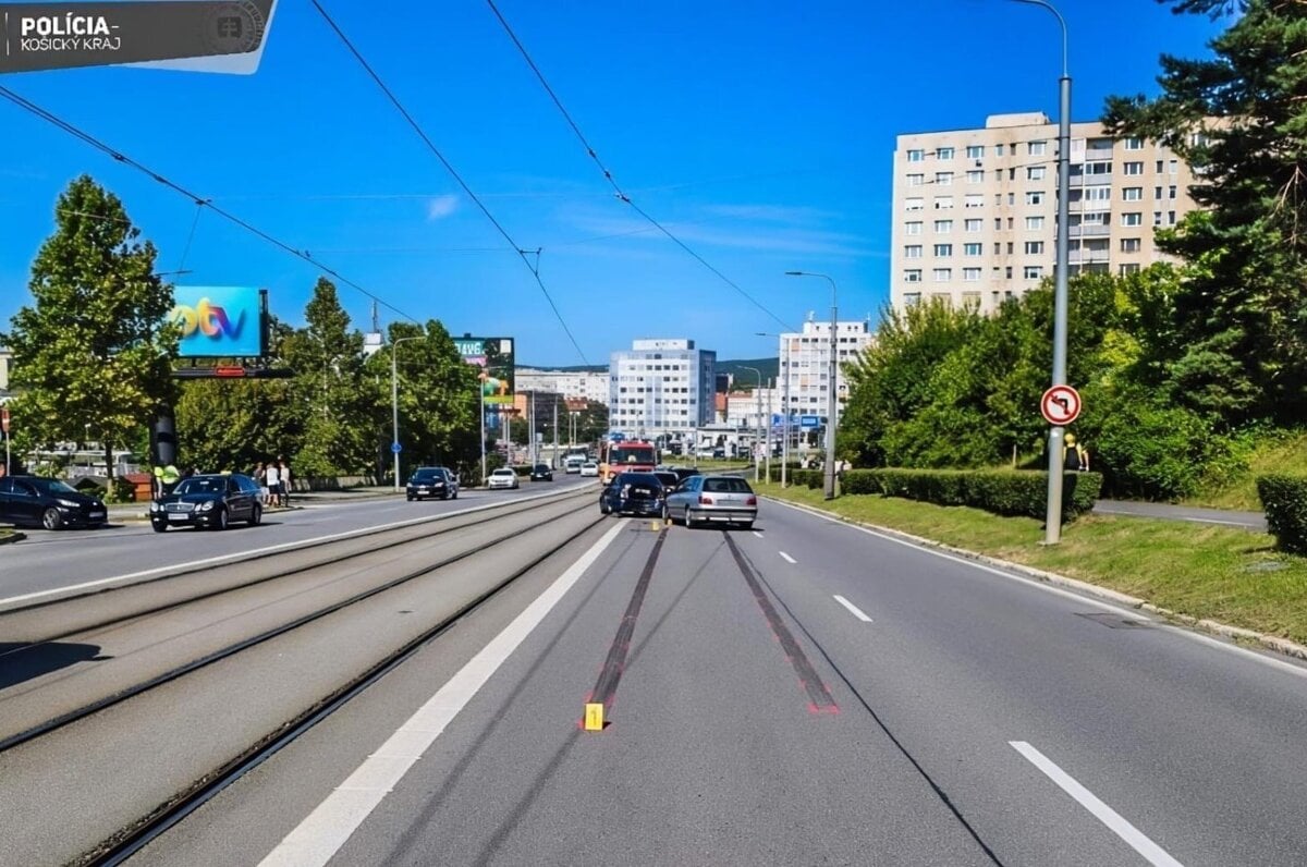 V Kosiciach sa zrazilo policajne auto a styri dalsie Policajt skoncil v nemocnici