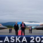 Vrele prijatie a usmevy Trump s Putinom odisli z letiska v jednej limuzine