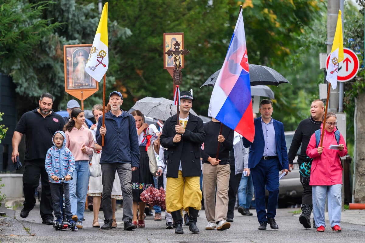 Na bratislavskej Kalvarii posvatili obnovenu krizovu cestu