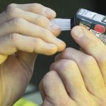 Opity policajt havaroval hladali zbran a preukaz