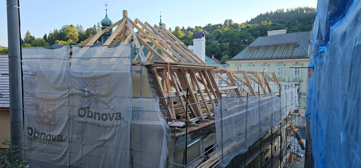 Po pozari v Banskej Stiavnici vstava krov z popola