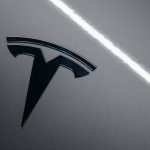 Podiel Tesly na trhu s elektromobilmi klesol najnizsie