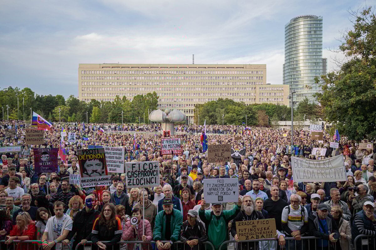SME Minuta Proti Ficovej vlade protestovalo vyse 20 tisic ludi Zazneli vyzvy na generalny strajk