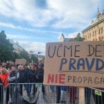 Sebe dopraju ludom beru Vychodniari protestuju