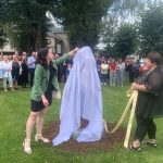 Tri sestry s kufrom dojali svet V rodnom meste na Orave ich pribeh oziva v novom parku