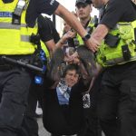 V Londyne zadrzali desiatky osob za podporu skupiny