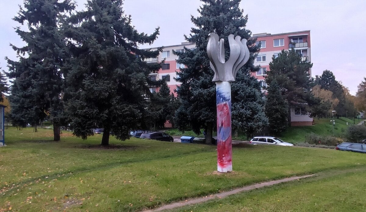 Banovska radnica odstrani statny znak z Fizelovej sochy