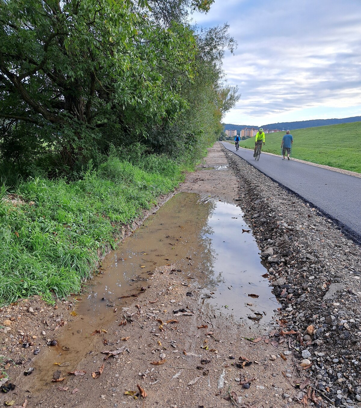 Blato nuti chodcov na cyklotrasu spory vznikaju Kraj neplanuje upravu chodnika