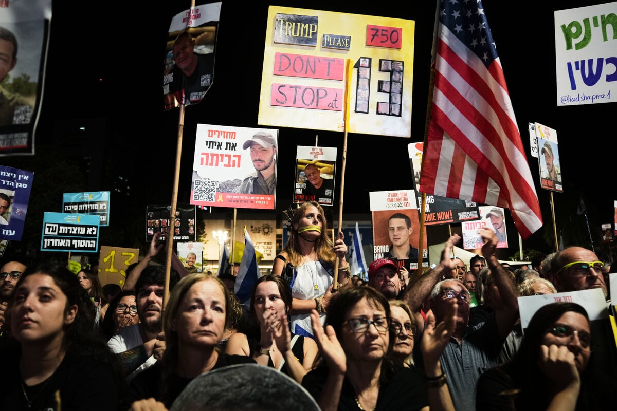 Desattisice ludi v Izraeli demonstrovali za navrat tiel 13 rukojemnikov z Pasma Gazy