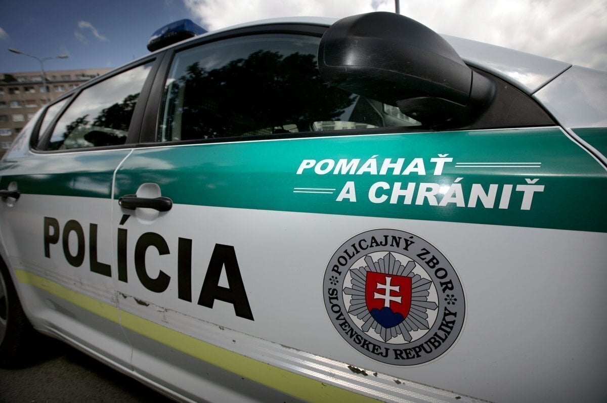 Muz s nozom sa prechadzal v centre Kosic