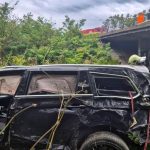 Na D2 narazilo auto do zvodidiel a spadlo