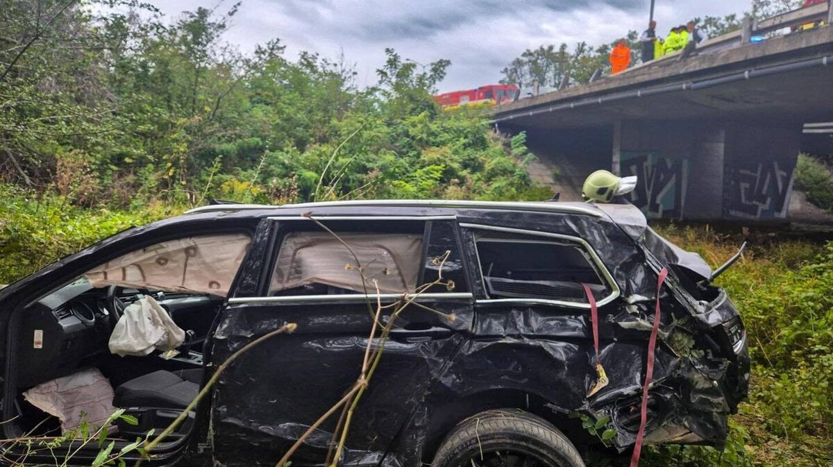 Na D2 narazilo auto do zvodidiel a spadlo