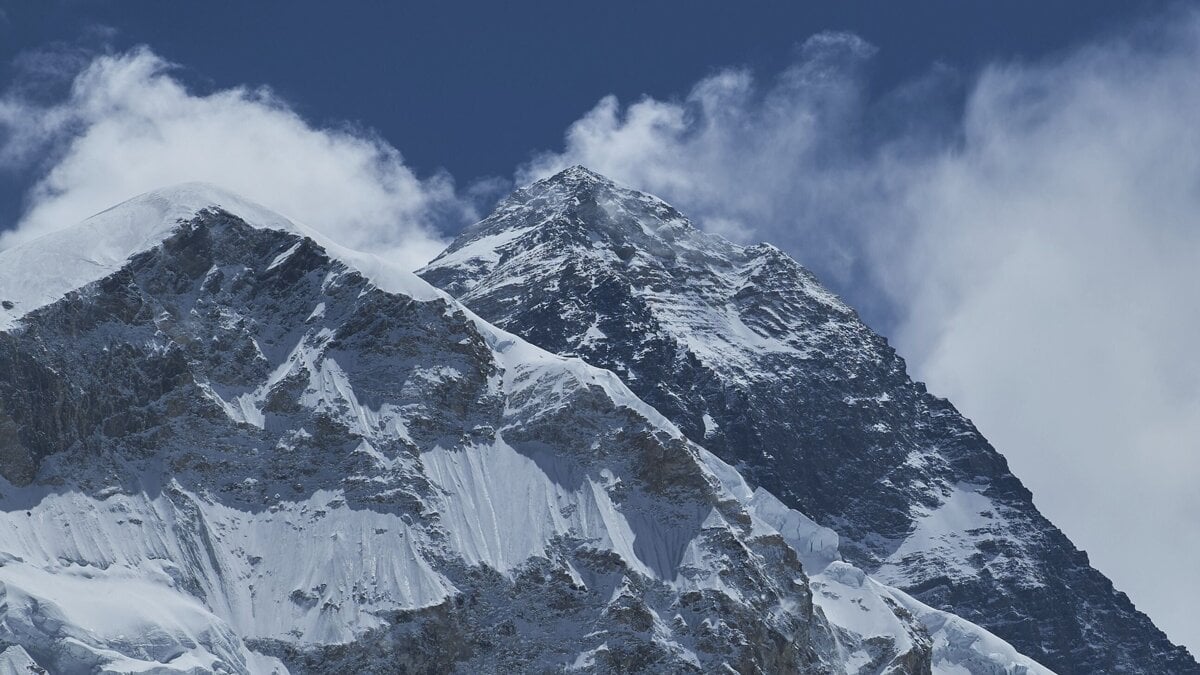 Po snehovej burke uviazli pod Everestom stovky turistov