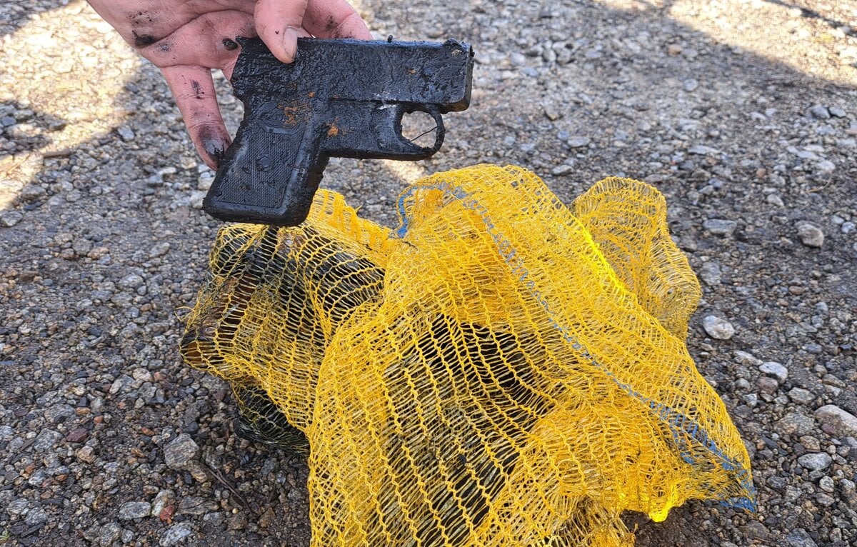 Pod hladinu Strbskeho plesa sa ponorilo 40 potapacov vytiahli pistol
