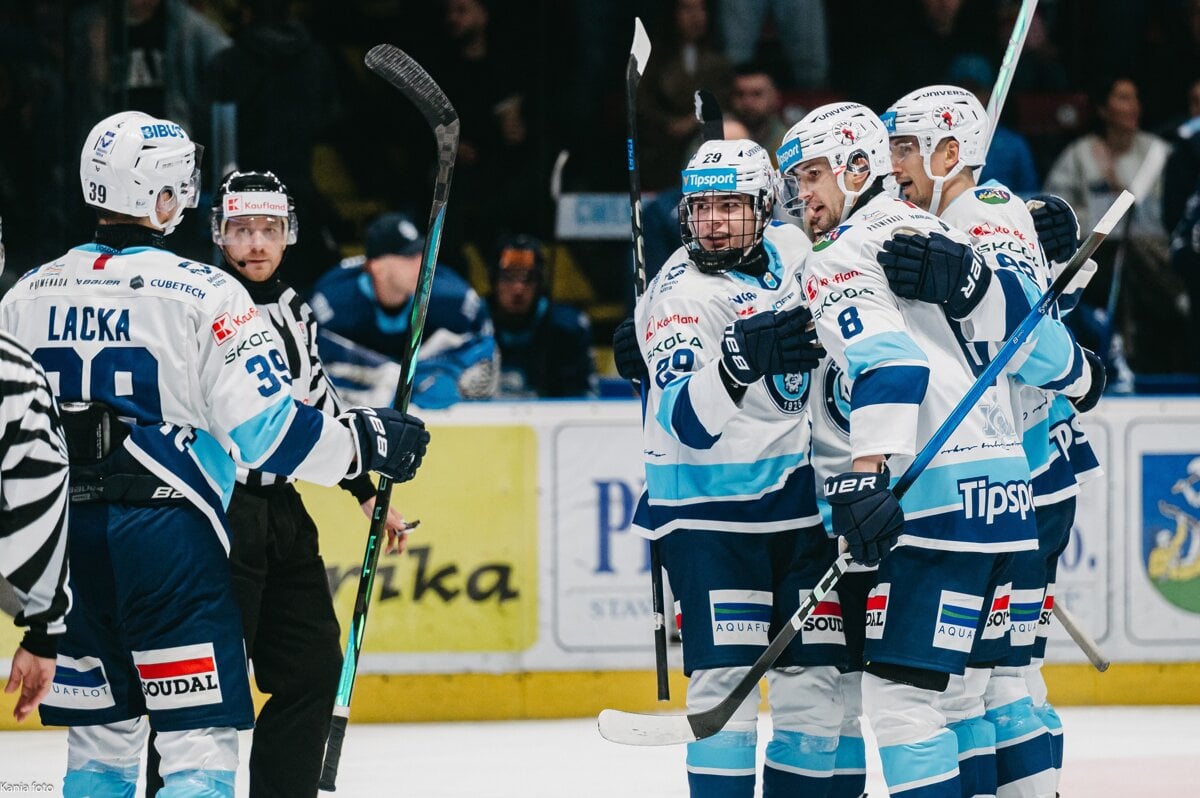Sou v Nitre ako reklama na hokej Trener Slovana ukazal fanusikom prostredniky