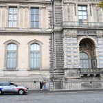 Vysetrovatelia kradeze v muzeu Louvre ziskali viac ako 150 vzoriek DNA