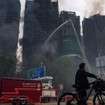 Bambusove lesenie len odvadza pozornost po poziari v Hongkongu