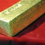 Cena zlata klesla o percento no rastie