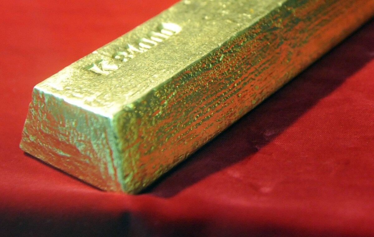 Cena zlata klesla o percento no rastie