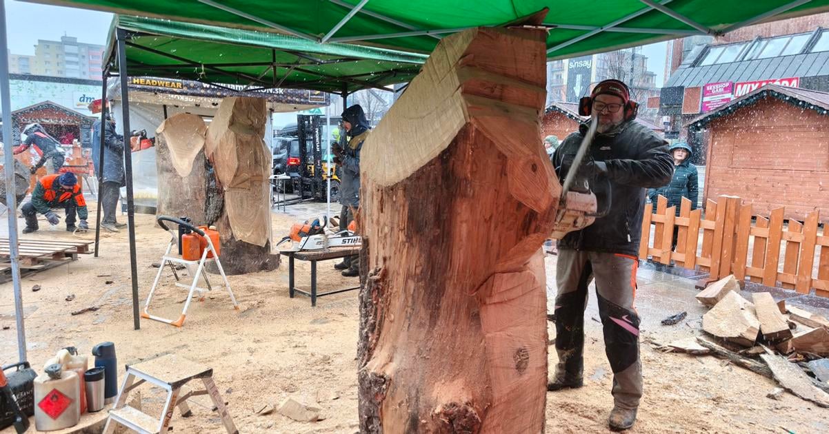 Desiatka rezbarov z dvoch krajin vytvara betlehem v Dubnici nad Vahom