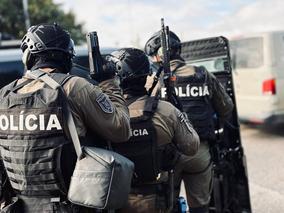 Dve domove prehliadky dvaja zadrzani za drogy