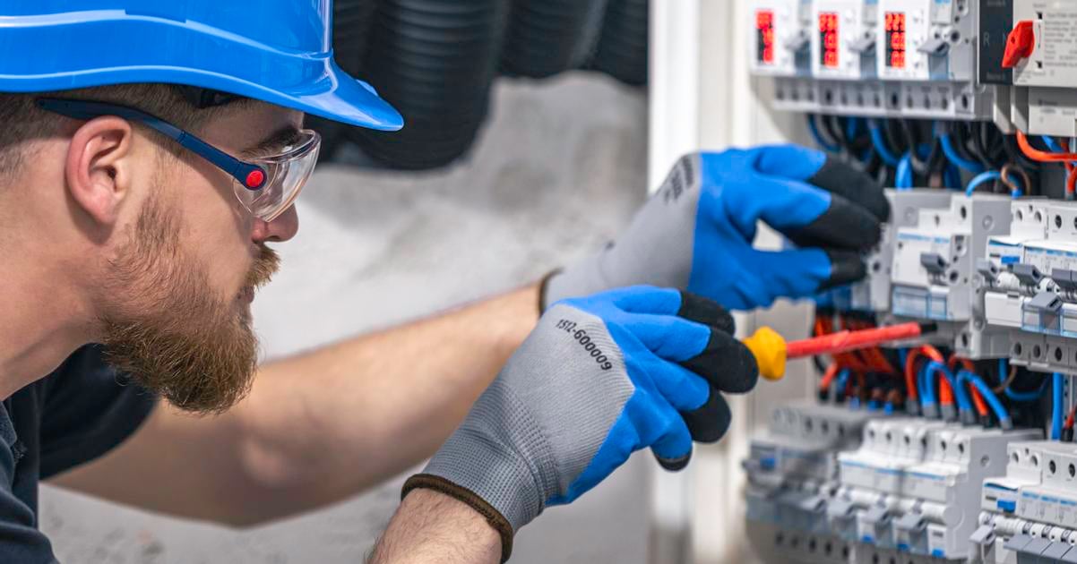 Elektrikari si vzali stuple do usi a spali v rozvodni Vyhadzov riesili sudy