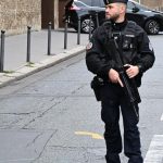 Francuzsko Policajt postrelil muza s nozom na stanici