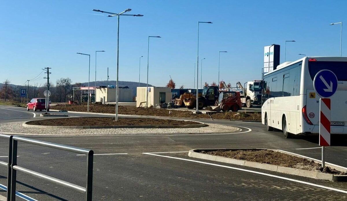 Historicka udalost pre najmensie okresne mesto Ma prvy kruhovy objazd