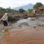 Indonezski zachranari hladaju 23 nezvestnych po povodniach