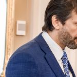 KALINAK Minister obrany sa zastal Bombica nemal totiz podla neho ani z desatiny take vyjadrenia ako student Muro