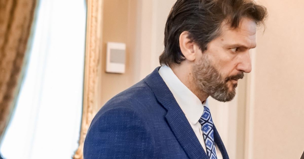 KALINAK Minister obrany sa zastal Bombica nemal totiz podla neho ani z desatiny take vyjadrenia ako student Muro