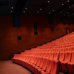 Kinosaly v parizskej Cinematheque Francaise na mesiac zavru pre plostice